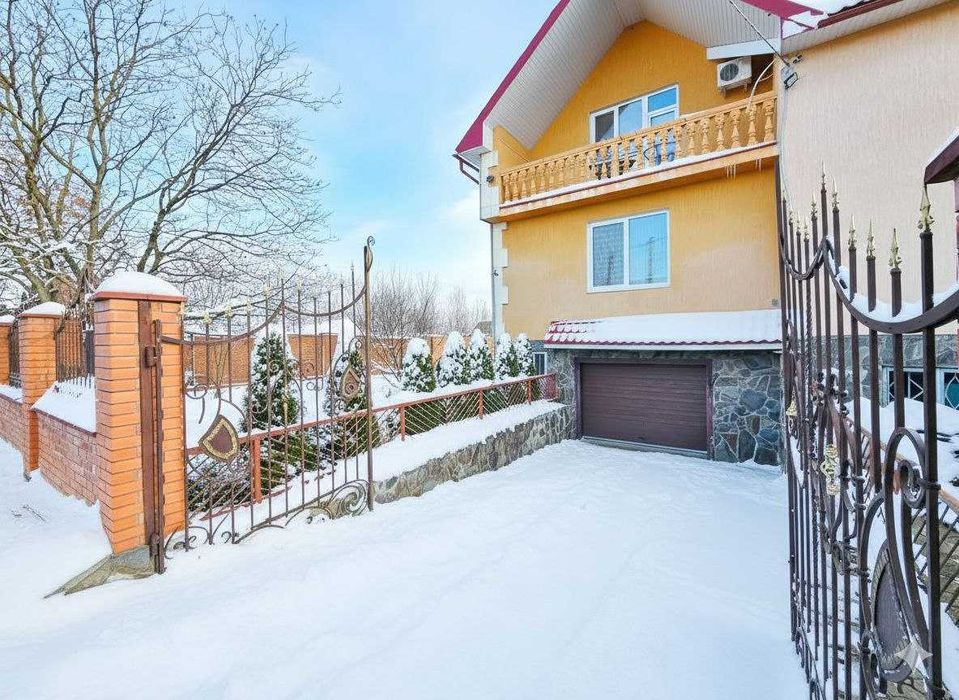 Продається добротний цегляний будинок на околиці м.Стрий...