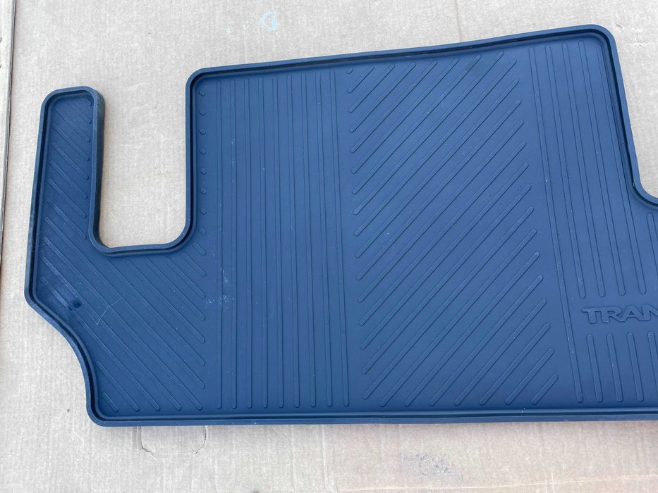 Dywanik gumowy tył Ford Transit Costum 3 rząd