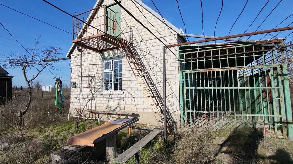 Дачний будинок з участком