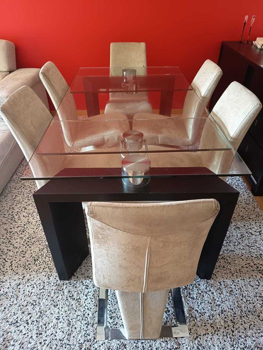 Mesa de vidro extensível  de sala com cadeiras