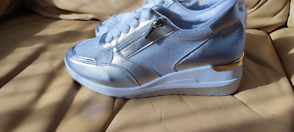 Nowe bialosrebrzyste buty sportowe