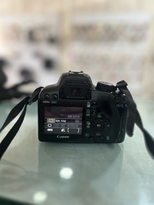 MÁQUINA CANON 1000D + 1 objetiva