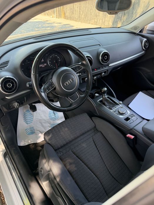 Um automovel audi