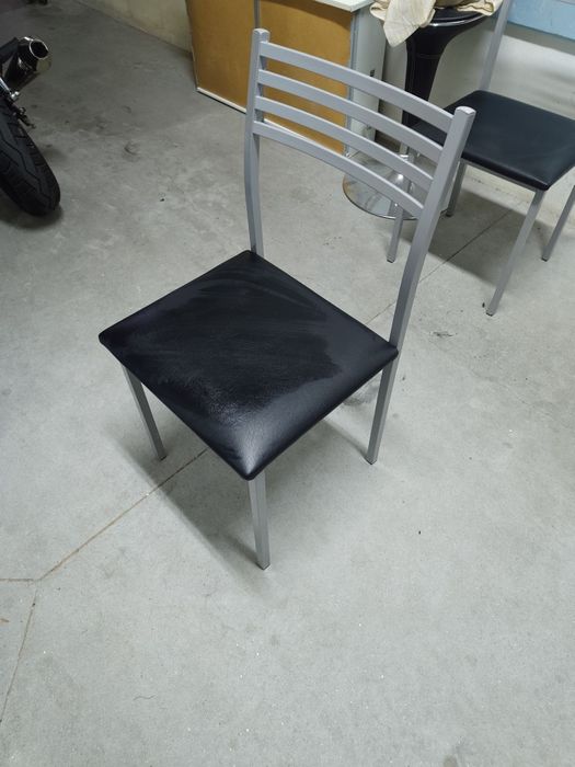 Mesa Extensível com tampo em vidro e 4 cadeiras