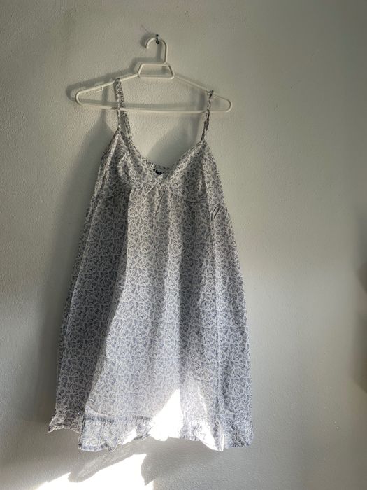 Camisa de dormir azul e branca