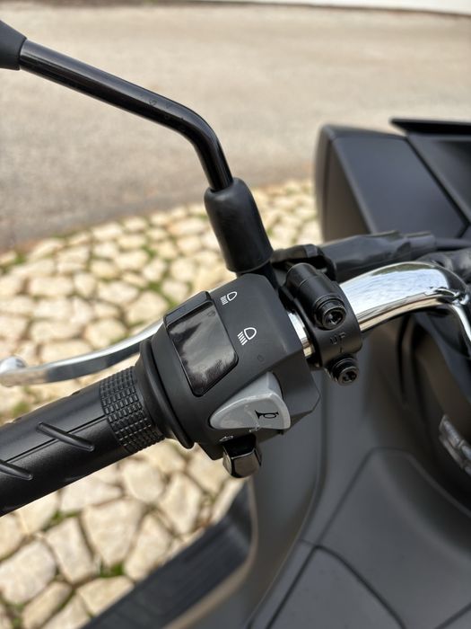 Honda PCX 125 cor Preta como nova (top case + capacete)