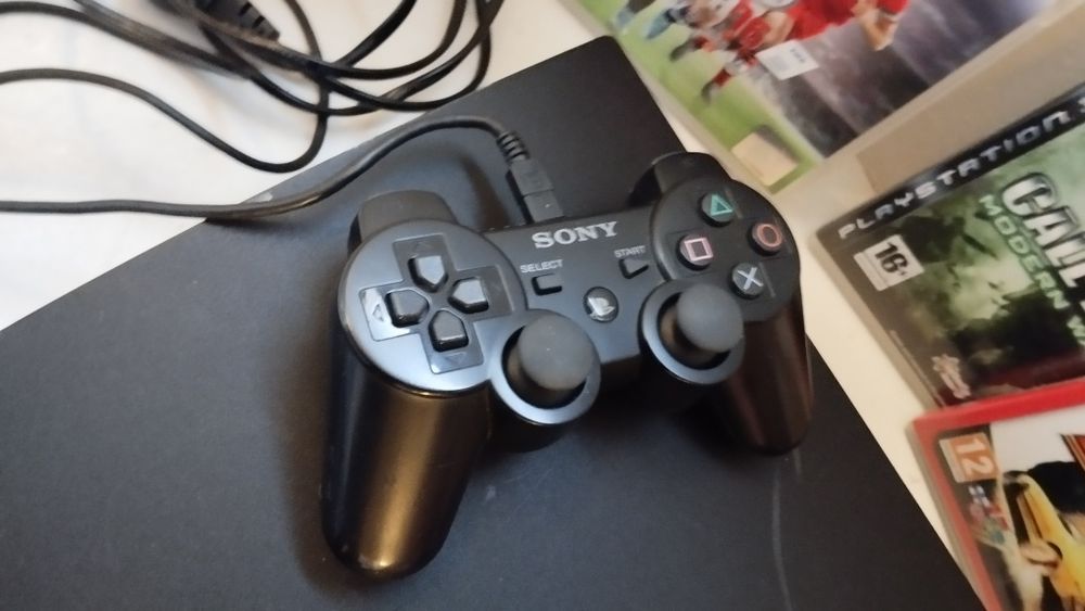 Konsola PS3 slim 4 gry pad