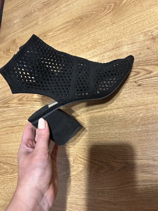 Letnie czarne botki Stradivarious