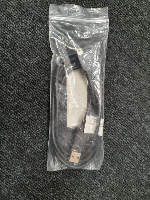 Elektronika na części – tablet, bateria laptopa, słuchawki, kable
