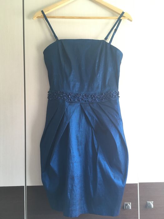 Vestido cai-cai azul com pequenas pedras