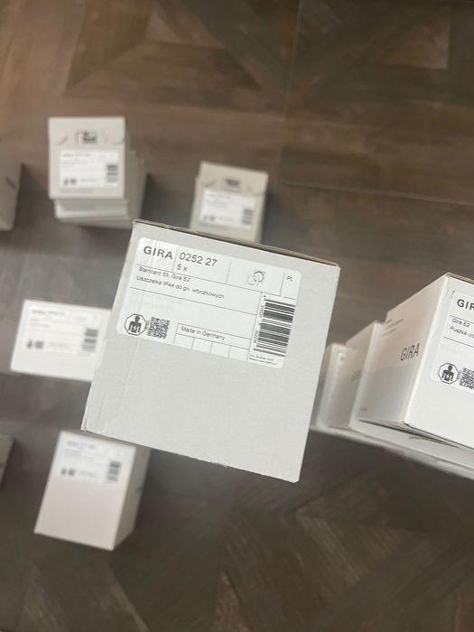 Gira osprzet nowy nierozpakowany puszki ramki