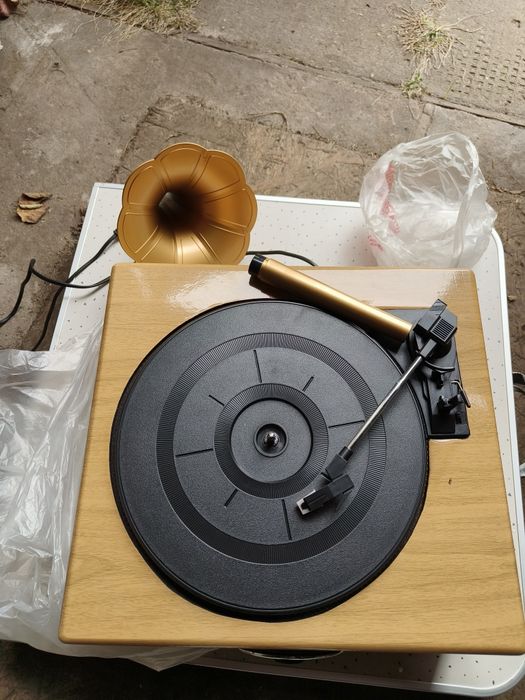 Stary gramofon winylowy