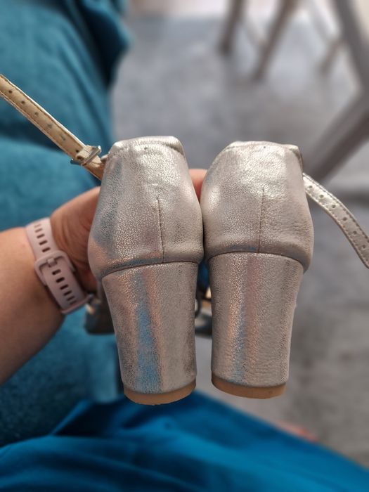 Buty skórzane/sandaly rozm. 37 srebrne na obcasie typu klocek