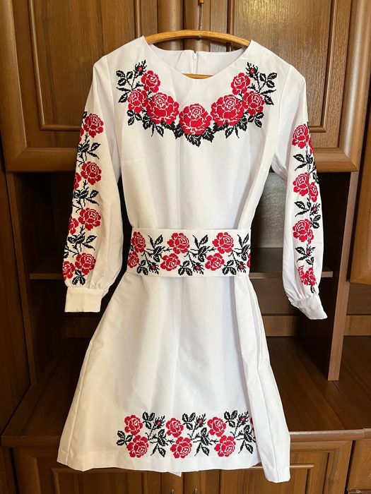 Сукня, плаття вишите, розмір 48