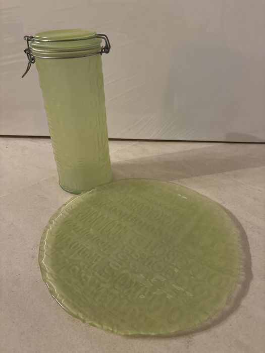 Prato de bolo e frasco para esparguete