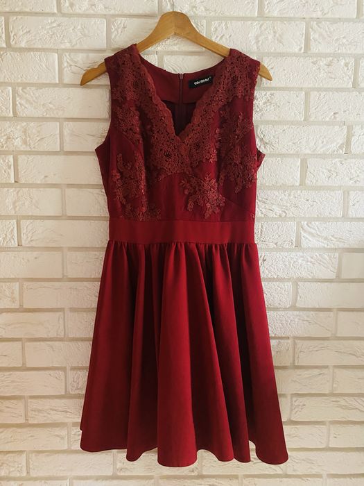 Bordowa sukienka ze wzorem