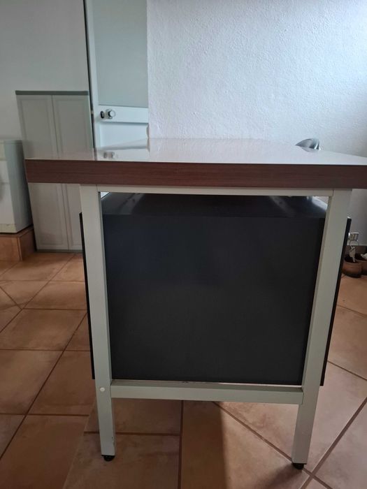 Secretária e cadeira de escritório