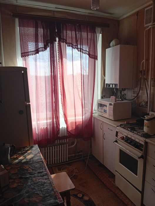 Судам в аренду 3 кімнатну квартиру . 4 поверх. Район жд