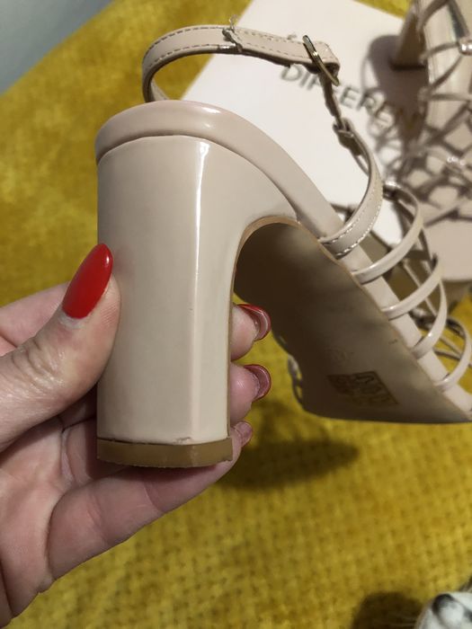 Sandálias em verniz Tam.40