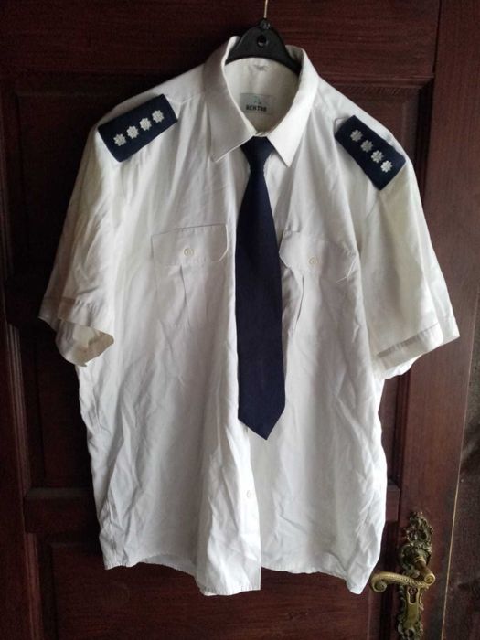 Policja, MO - koszula biała z krawatem i pagonami nadkomisarza.