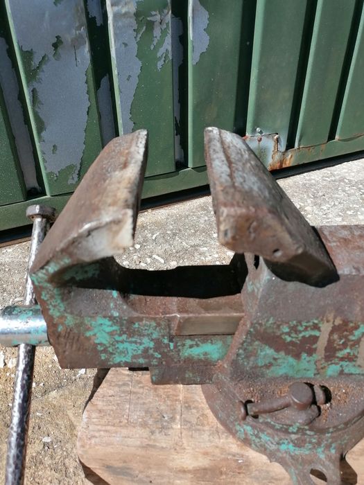 Torno de bancada n. 8  a funcionar muito bem