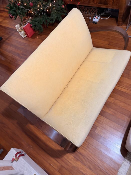 Sofá de 2 lugares com braços em madeira