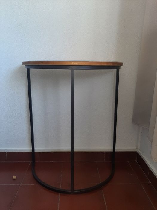 Mesa de consola em madeira com estrutura metálica preta