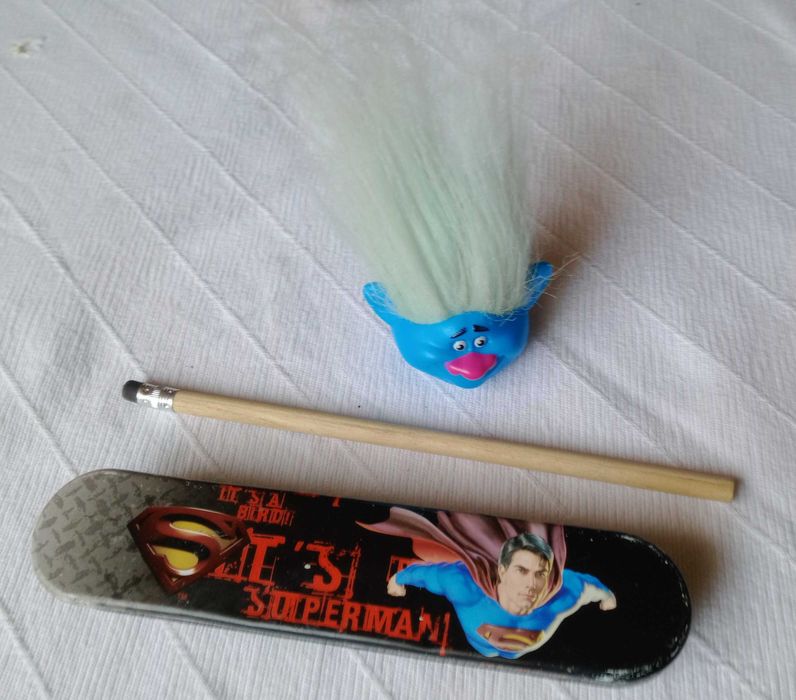 Estojo metal Super Man, com 20 Lápis + lápis com cabeça de boneco