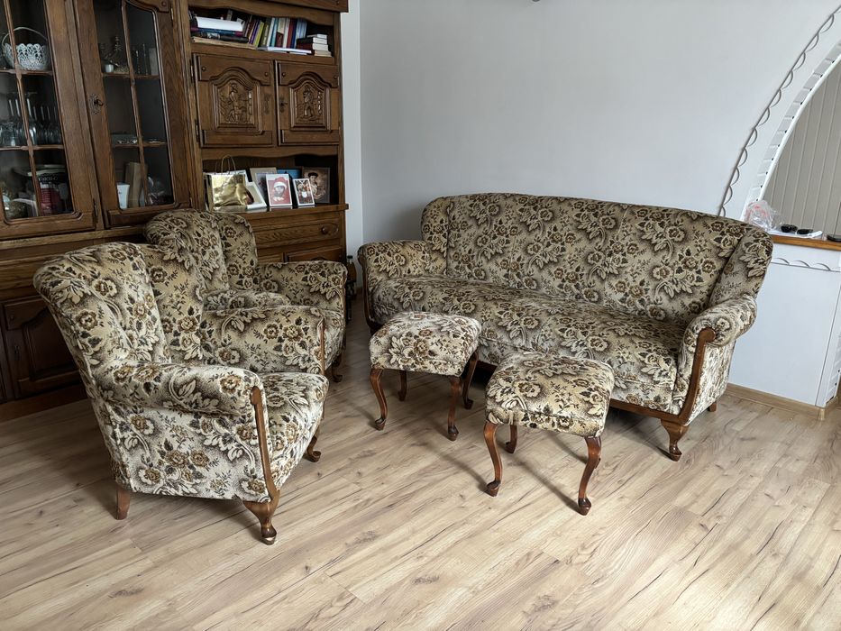 Zestaw mebli wypiczynkowych do salonu kanapa dwa fotele stylowe