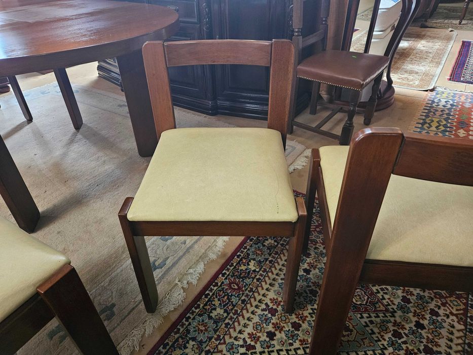 Cadeiras antigas - Muito robustas - bom estado geral - Valor unitário