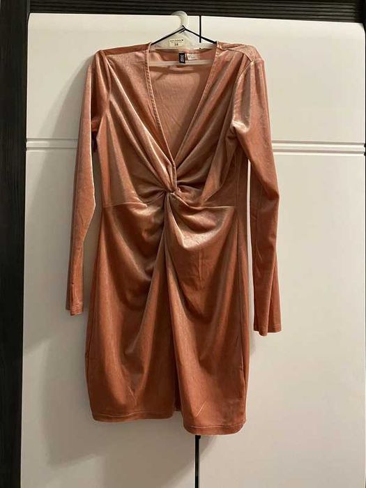 Sukienka welurowa z weluru elegancka H&M M z dekoltem