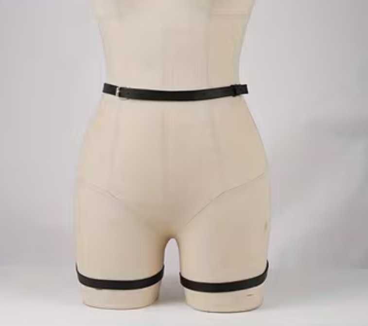 Arnês gótico com tiras ajustáveis.