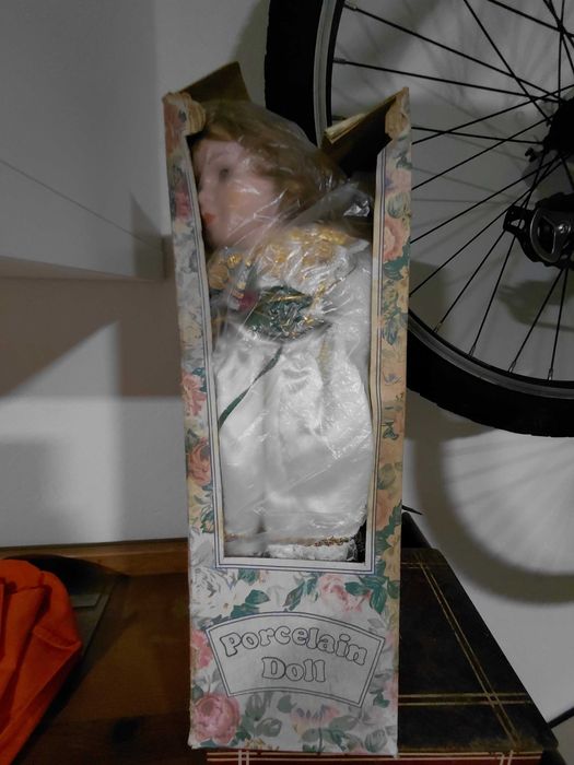 Boneca porcelain doll
