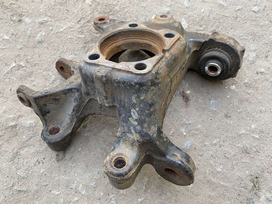 Задня ліва цапфа поворотний кулак тойота авенсіс т27 дизель 2.2