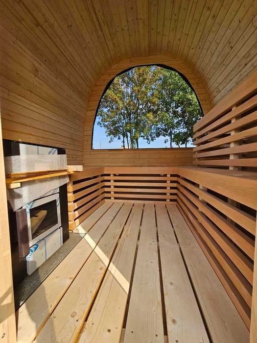 Sauna ogrodowa z piecem opalanym drewnem panorama oświetlenie
