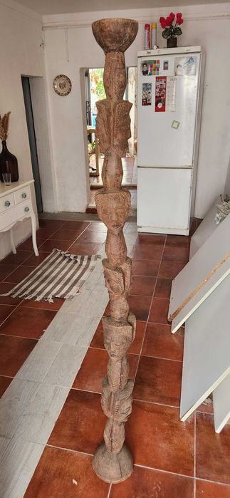 Poste em madeira esculpida