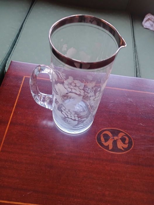 Caneca de água em vidro trabalhado.