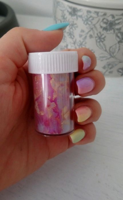 Folia do zdobienia paznokci długa 125 cm, szerokość 4 cm w pudełeczku