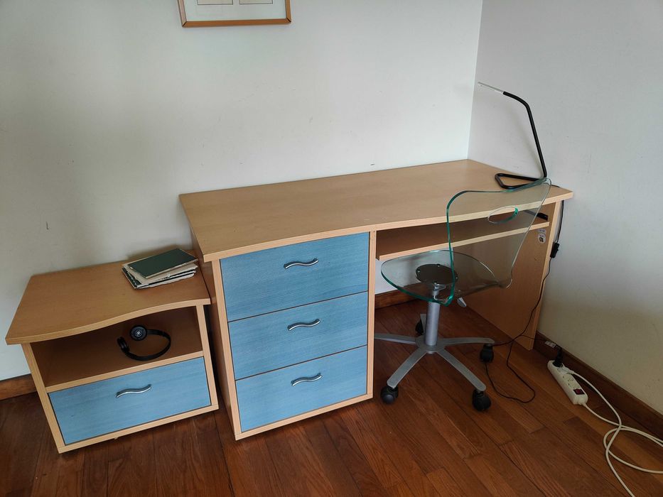 Mobília completa para quarto, com cama, beliche, cómoda e secretária