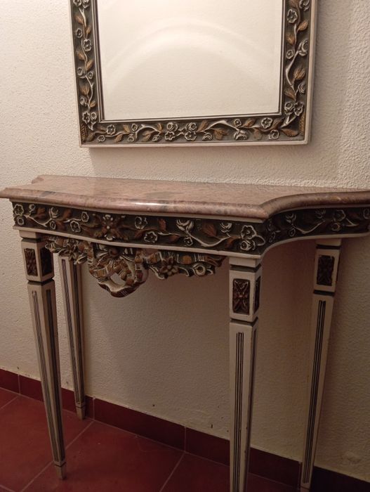 Roupeiro e mesa com espelho