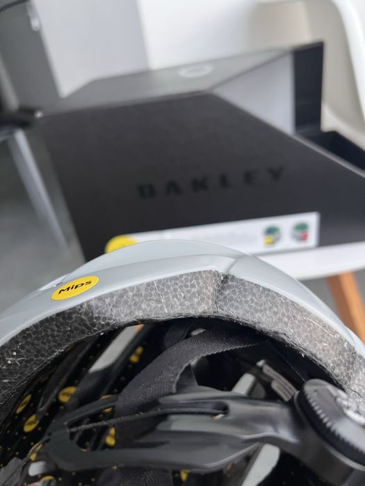 Oakley ARO3 mips велошолом