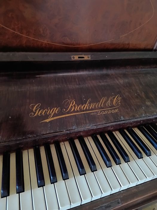 Piano vertical antigo — George Brockwell & Co, Londres