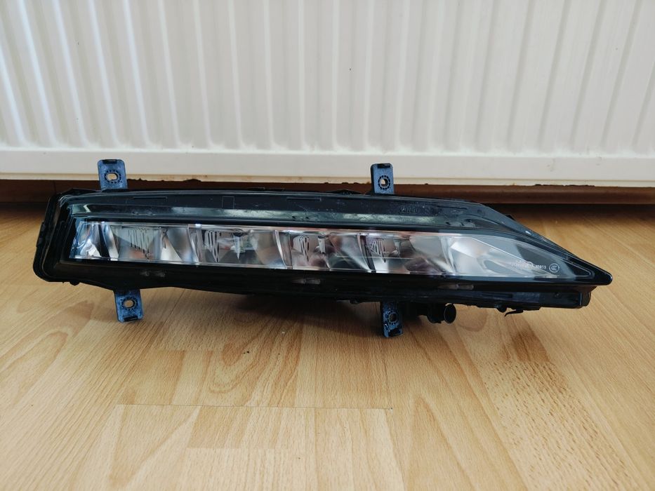 Skoda Superb 3 lift lampa halogen LED prawa