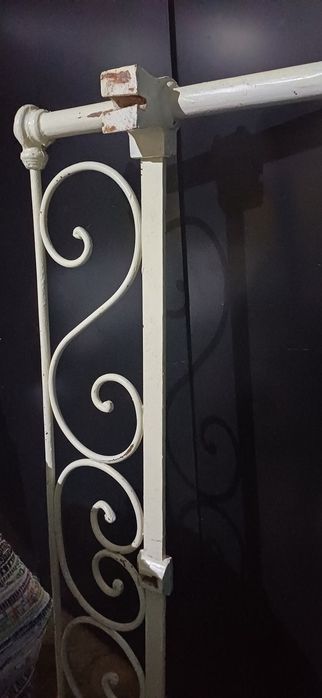 Cama de ferro antiga