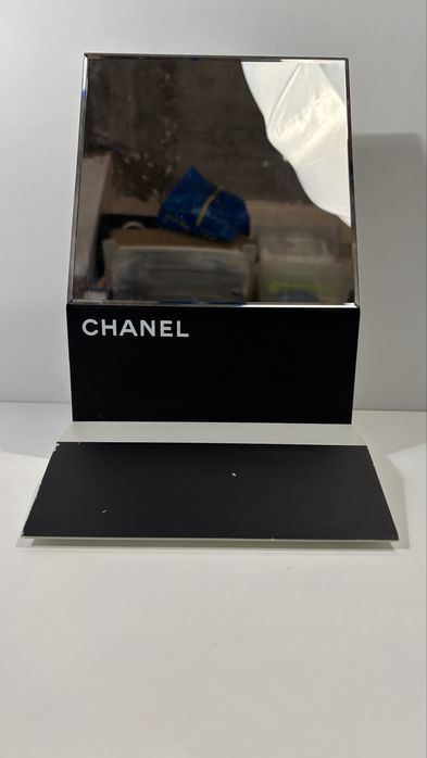 Expositor com espelho da Chanel