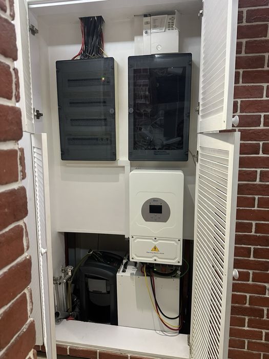 Гібридні інвертори DEYE. Акумуляторні батареї .