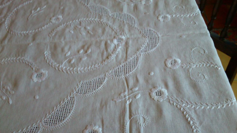 Toalha de linho bordada à mão à moda de Viana do Castel