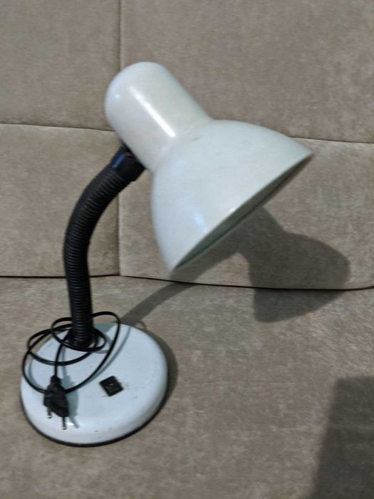 Прикроватна лампа та настільна лампа