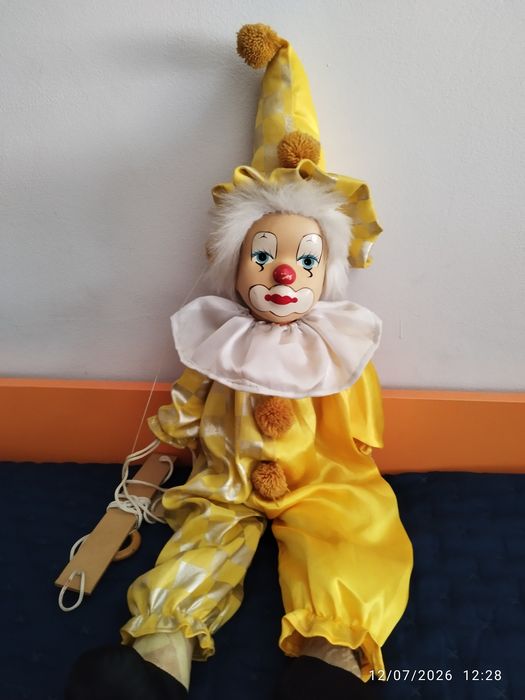 Palhaço Cabeça de Porcelana Sentado no Baloiço