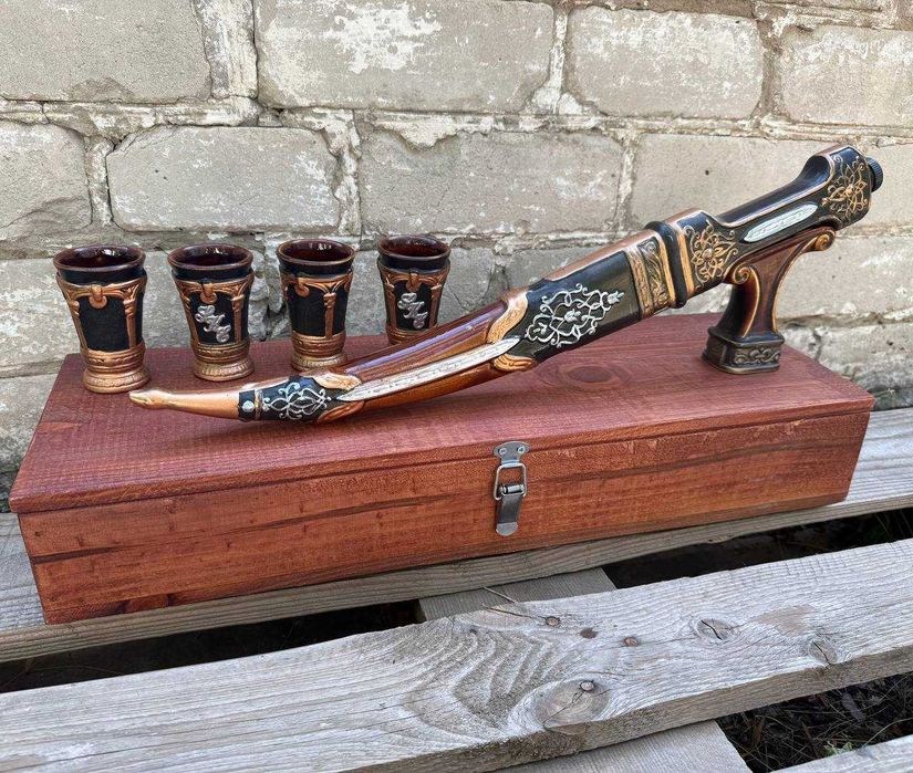 Подарунковий набір Шабля з чарками у дерев’яній скрині для чоловіків